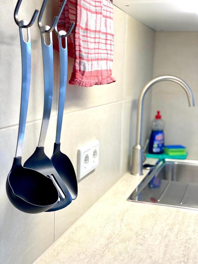 2 Rooms, Free Parking, 25 Min To Duesseldorf, 150 Mbps Wlan Duisburg Exteriör bild