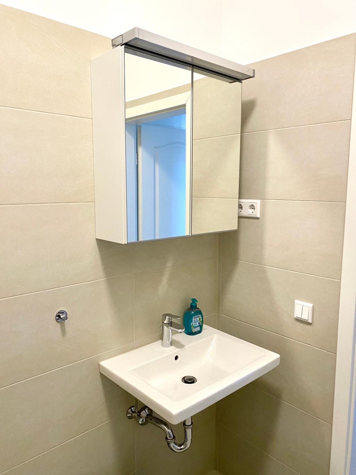 2 Rooms, Free Parking, 25 Min To Duesseldorf, 150 Mbps Wlan Duisburg Exteriör bild